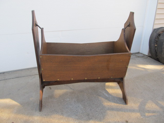 lot 11 image: Large Vintage Wooden Rocking Bassinet