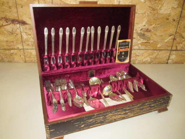lot 18 image: Vintage Rogers 1847 Flatware Set wCase