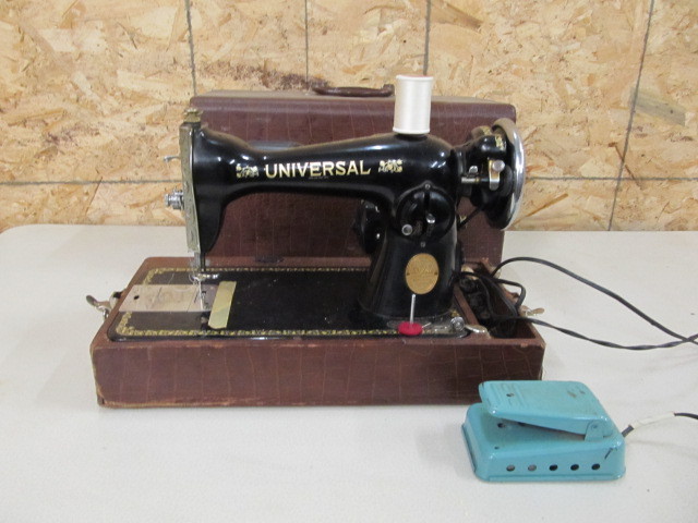 lot 19 image: Ornate Vintage Universal De Luxe Sewing Machine wCase