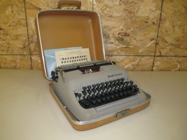 lot 20 image: Vintage Smith-Corona Sterling Typewriter - Green Keys