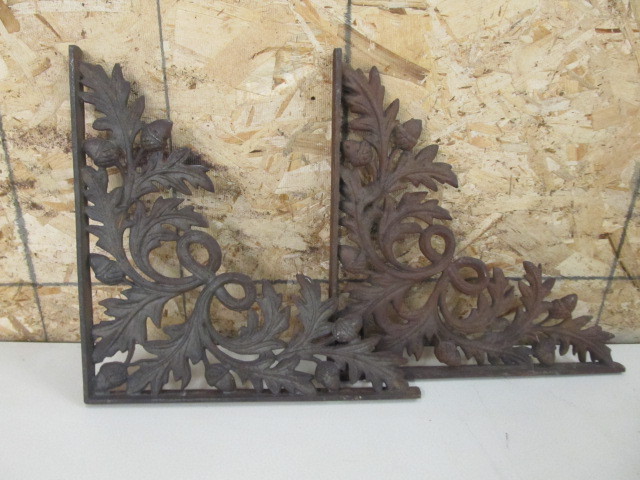 lot 22 image: Matching Pair of Vintage Cast Iron Brackets