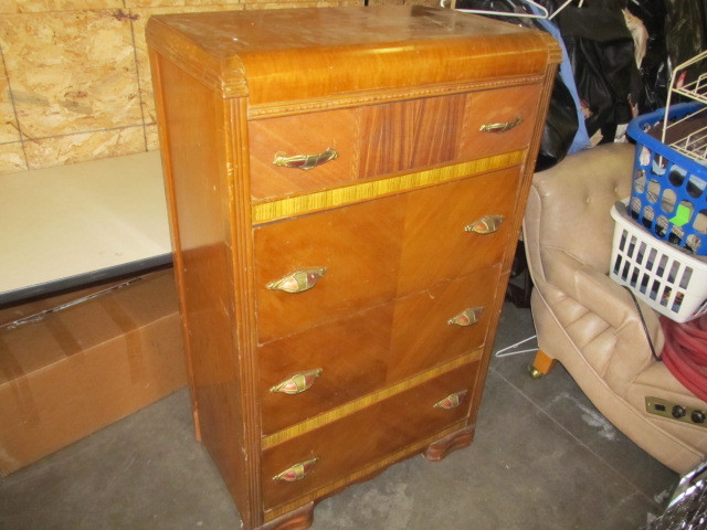lot 26 image: Vintage Deco 4 Drawer Dresser