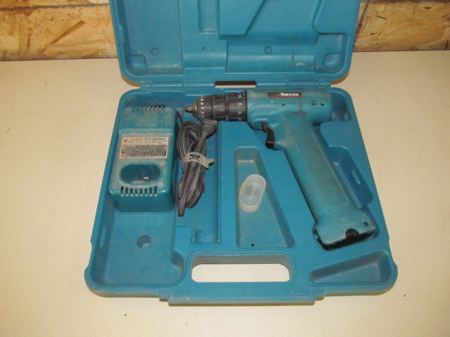 lot 29 image: Makita Drill wCase