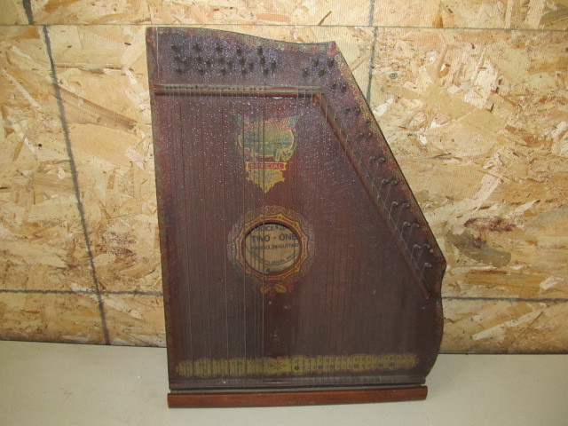 lot 31 image: Antique Mandolin-Guitar wPatriotic Graphics