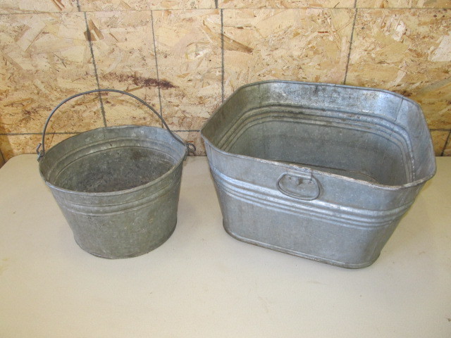 lot 52 image: Vintage Galvanized Wash Tub and Handled Bucket
