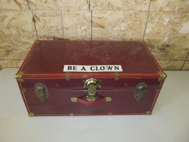 lot 77 image: Vintage Trunk wClown Outfits and Accessories