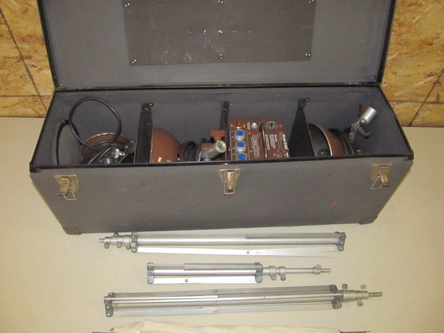 lot 76 image: Speedotron D402 Studio Lighting wCase