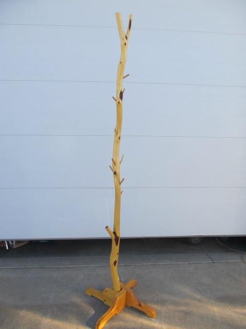 lot 103 image: NICE Diamond Willow CoatHat Rack
