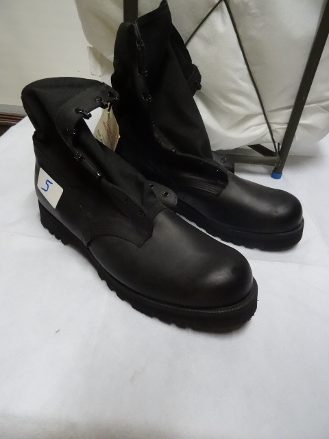 Vibram military boots. 15 12 R. Ne...