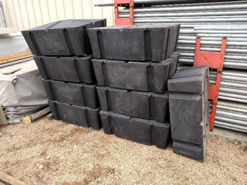 lot 38 image: (9) Poly Floats 29...