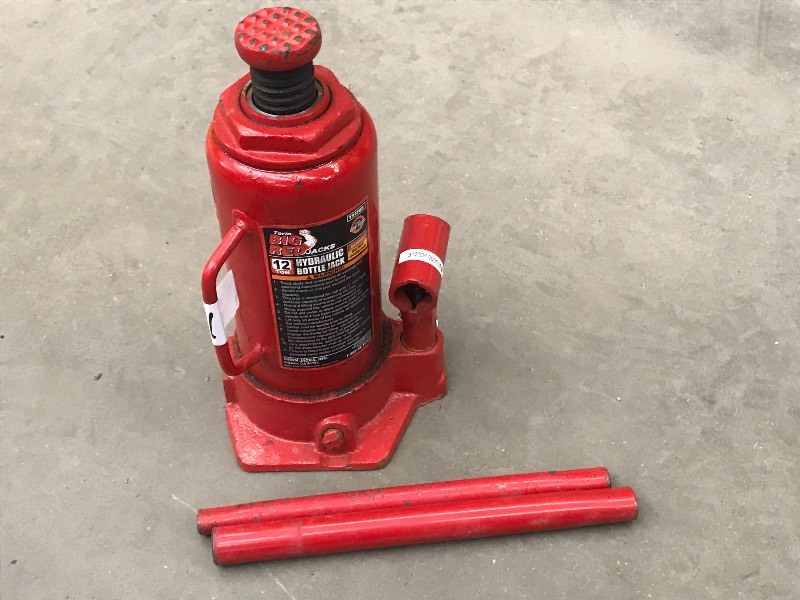 lot 21 image: 12-Ton Bottle Jack