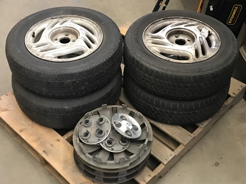 lot 26 image: Saturn Wheels & Tires