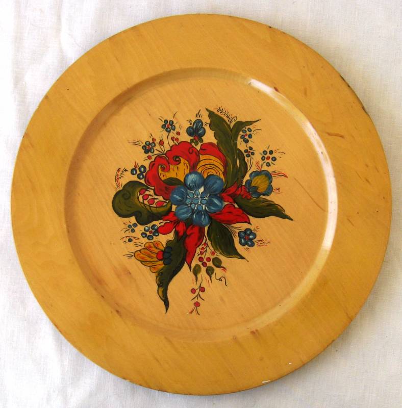 lot 24 image: Vintage Scandinavian  Swedish Wooden Folk Art