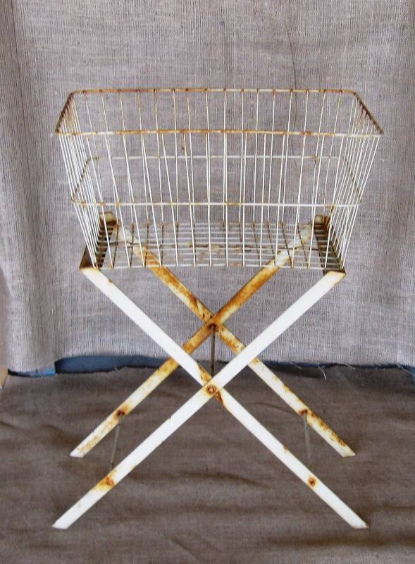 lot 37 image: Vintage Wire Rimmed Basket with Stand 1