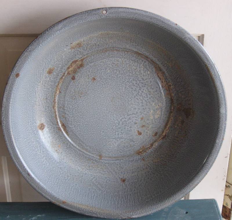 lot 4 image: Vintage Gray Graniteware Enamelware