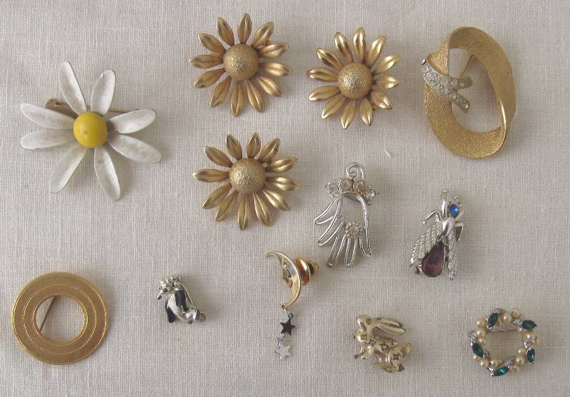 lot 54 image: Large VINTAGE Costume Jewelry Lot