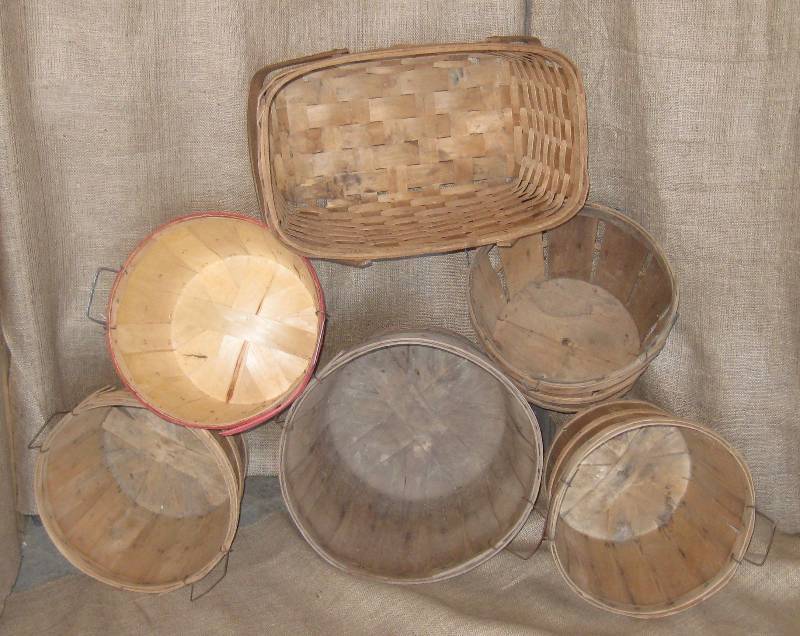 lot 35 image: Vintage Apple Baskets  Picnic Style Basket