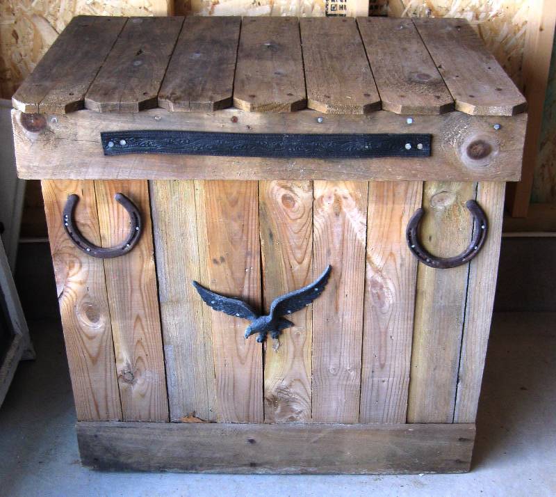 lot 67 image: Rustic Wood Storage Box w Cooler