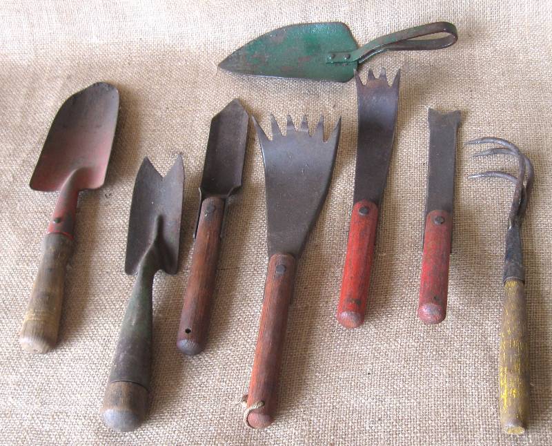 lot 75 image: Vintage Garden Tools Lot #2