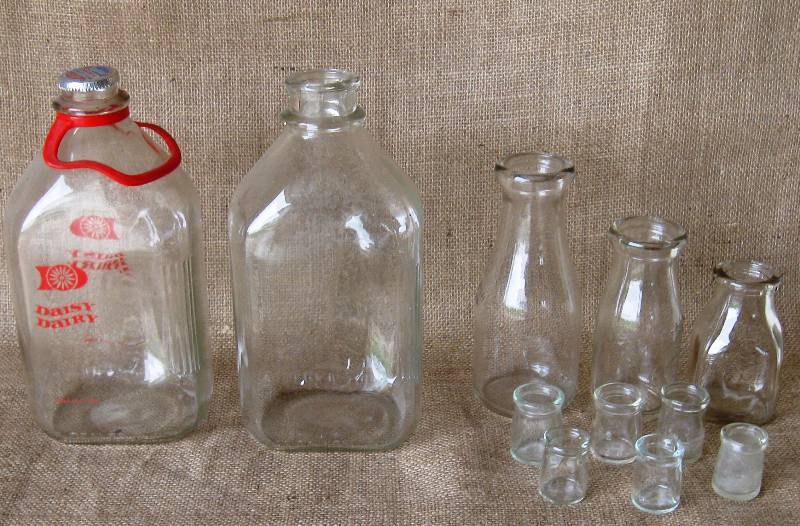 lot 98 image: Vintage Metal Wire Milk Carrier Basket & Glass Milk Bottles