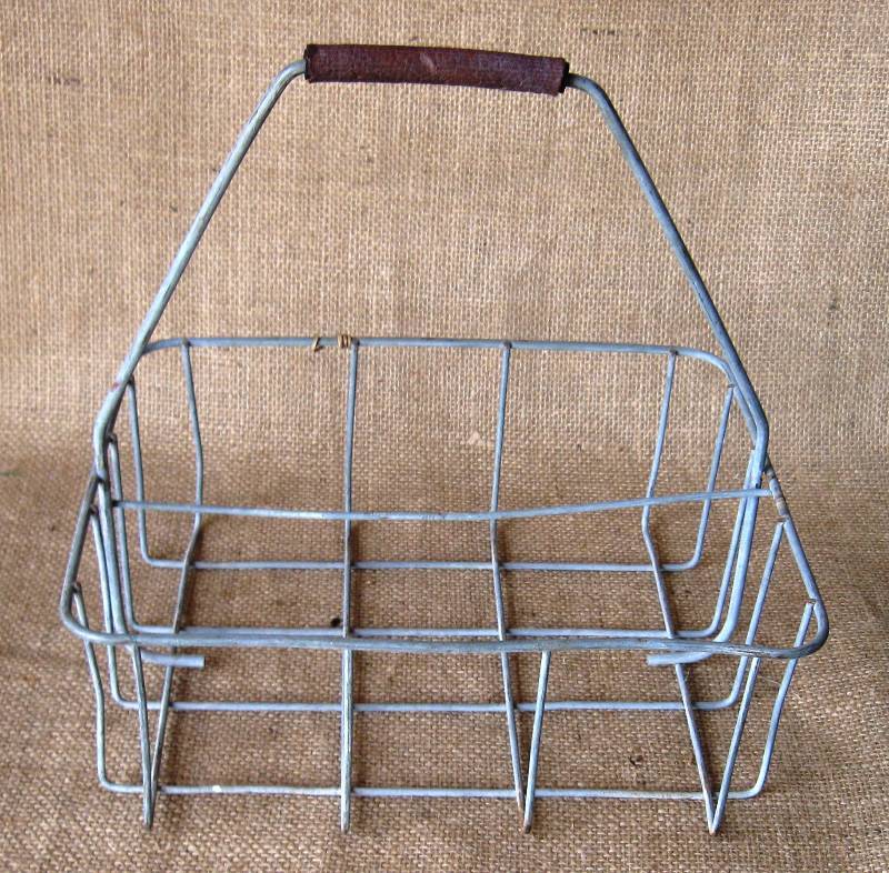 lot 99 image: Vintage Metal Wire Milk Carrier Basket & 5 Blue Ball Jars