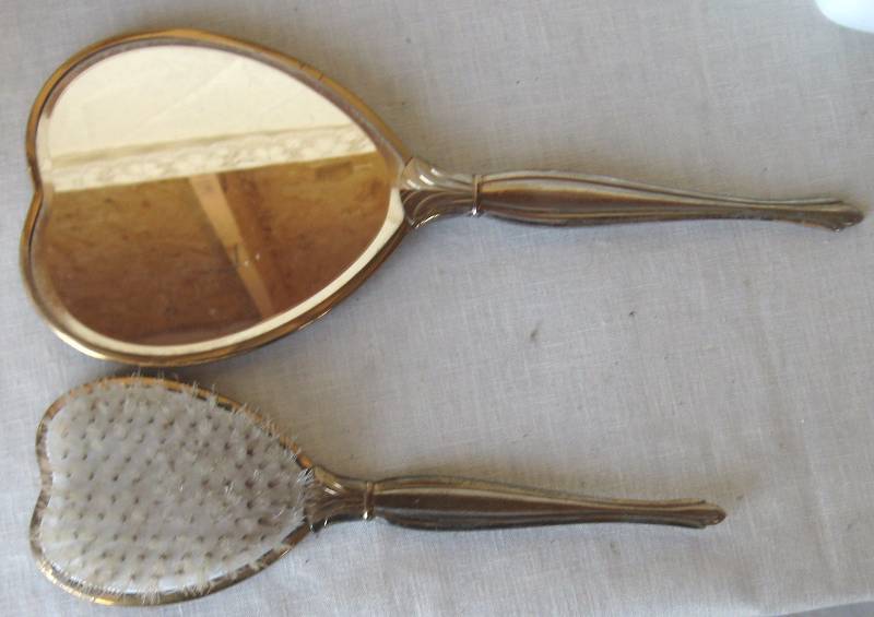 lot 106 image: Vintage Vanity Items