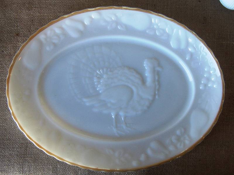 lot 151 image: Vintage Milk Glass Turkey Platter & Vases