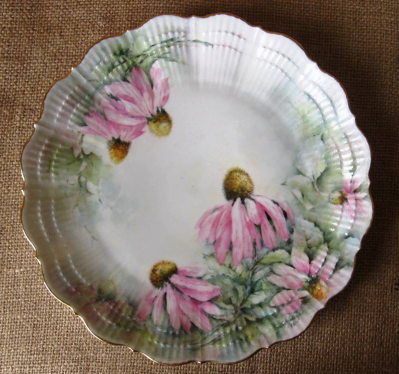 lot 105 image: Feminine, Floral Home Decor