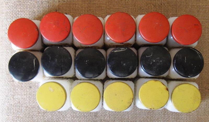 lot 147 image: (17) Vintage, GRIFFITHS, milk glass spiceseasoning bottles
