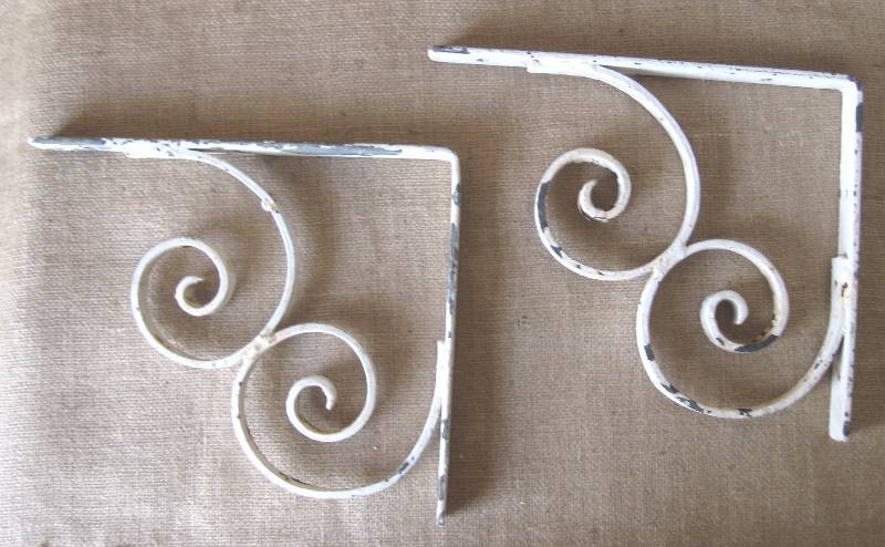 lot 129 image: (2) Heavy Duty Shelf Brackets - Suitable for outdoors