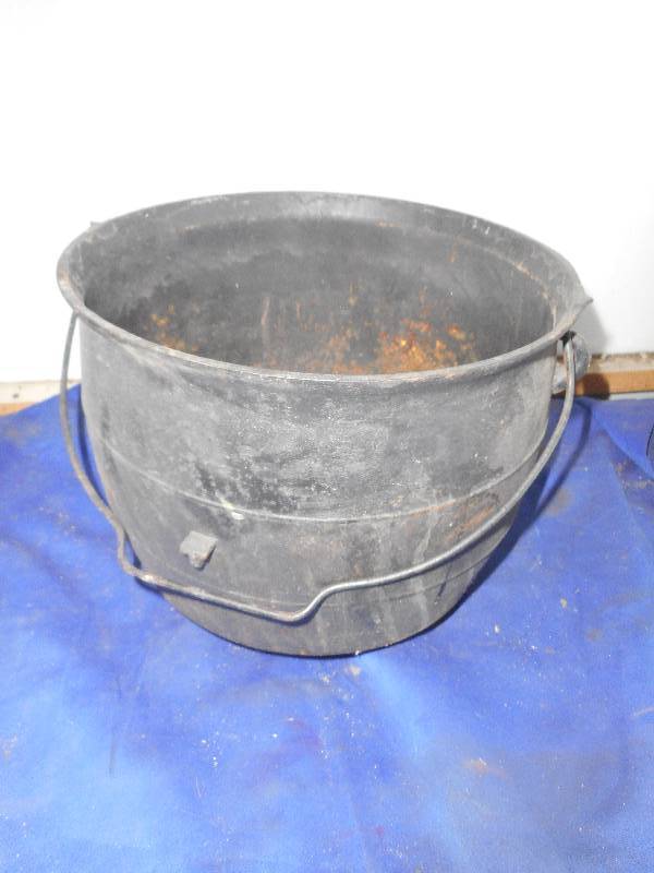 VINTAGE CAST IRON SOAP POT