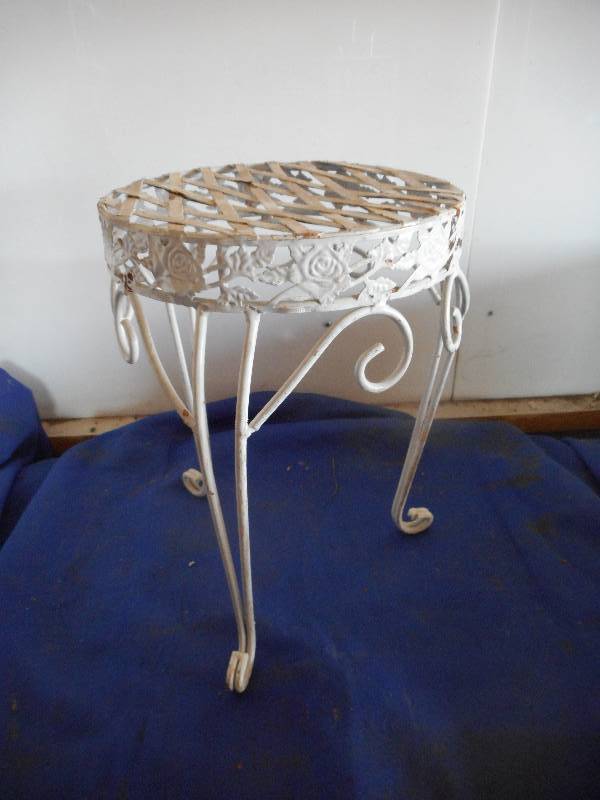 ANTIQUE METAL PLANT STAND