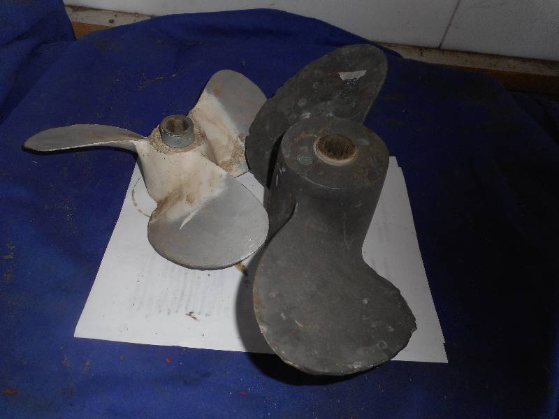 2 BOAT PROPELLERS