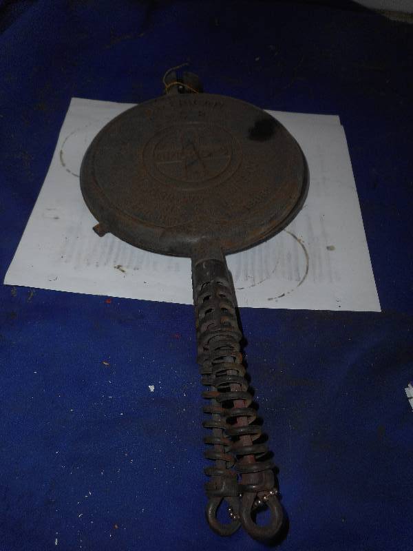 VINTAGE CAST IRON WAFFLE PRESS GRISWALD