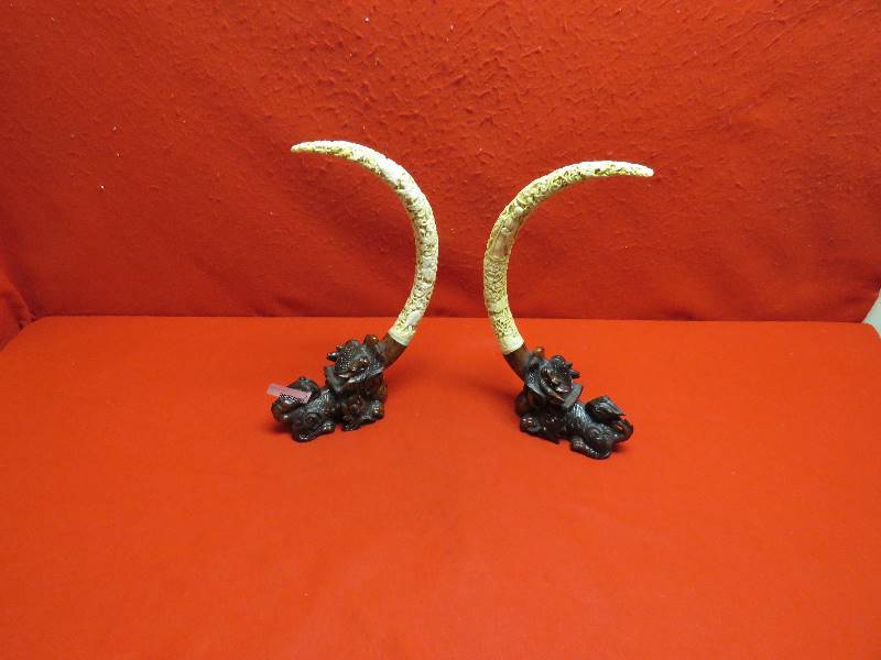 lot 2 image: Chinese Themed Decor