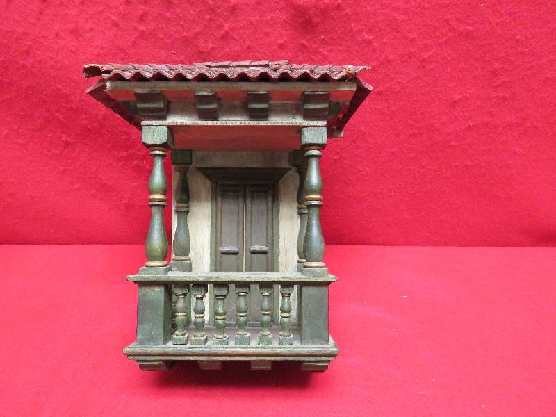 lot 4 image: Oriental Themed Decor