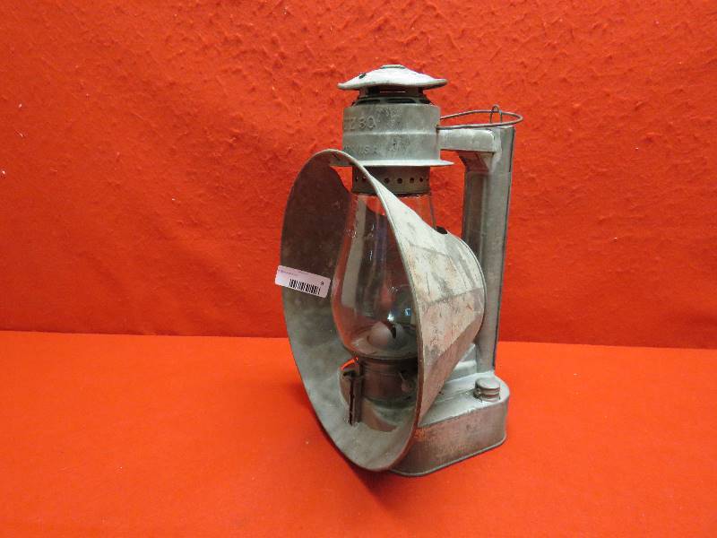 lot 9 image: Antique Train Light