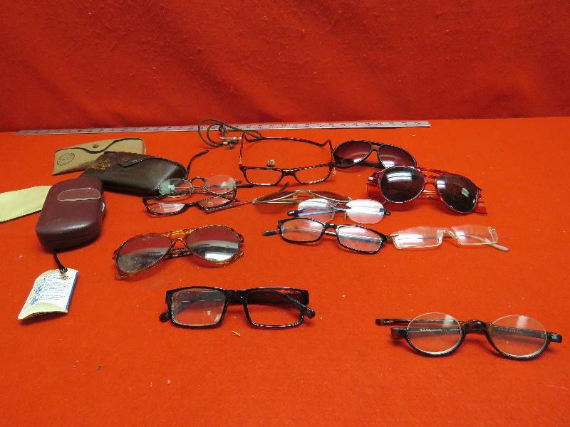 lot 32 image: Glasses