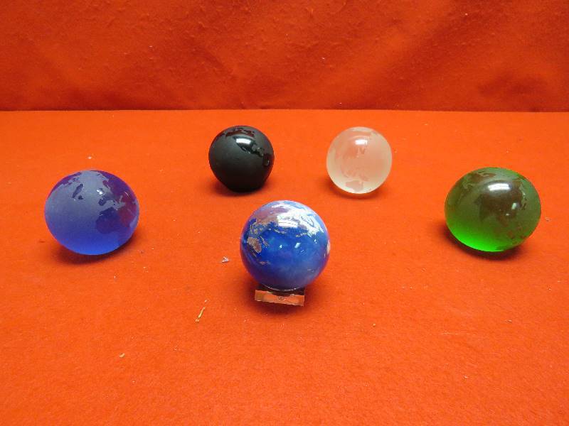 lot 48 image: Collectible Paperweights