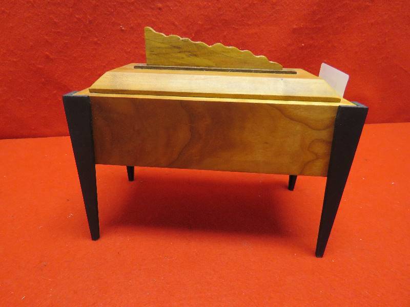 lot 51 image: Vintage Oriental Trinket Box