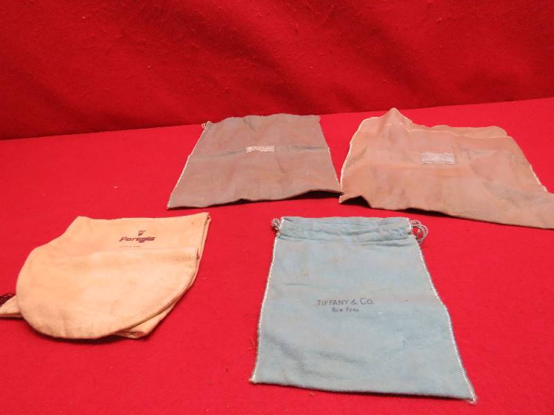 lot 72 image: Vintage Jewelry Bags