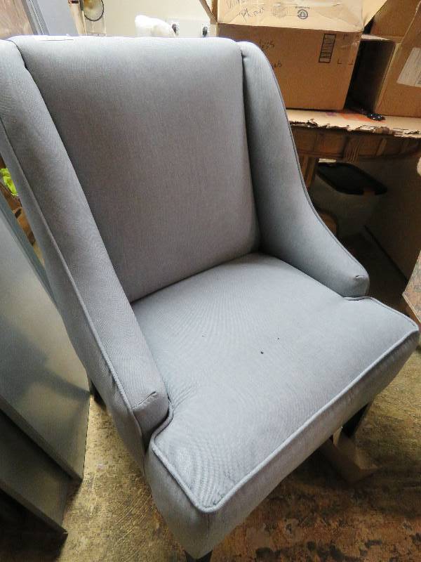 lot 99 image: Living Room Chair