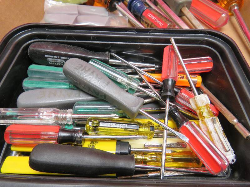 lot 112 image: Screw Drivers