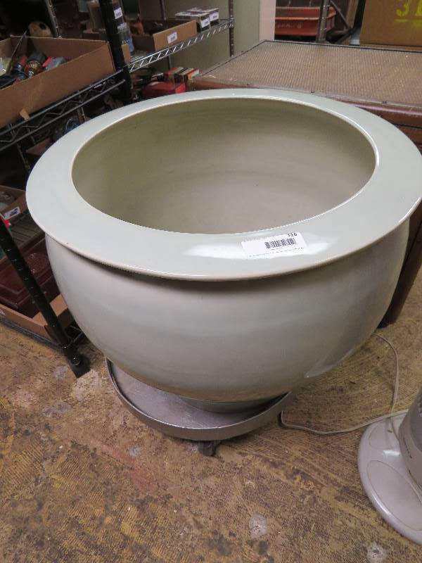 lot 116 image: Large Outdoor Pot