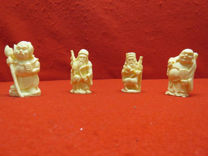 lot 131 image: Oriental Themed Decor