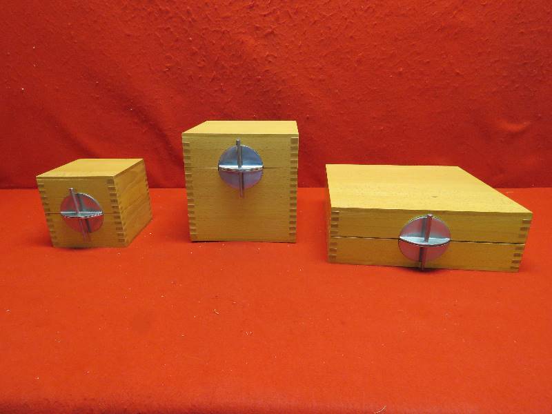 lot 135 image: Collectible Boxes