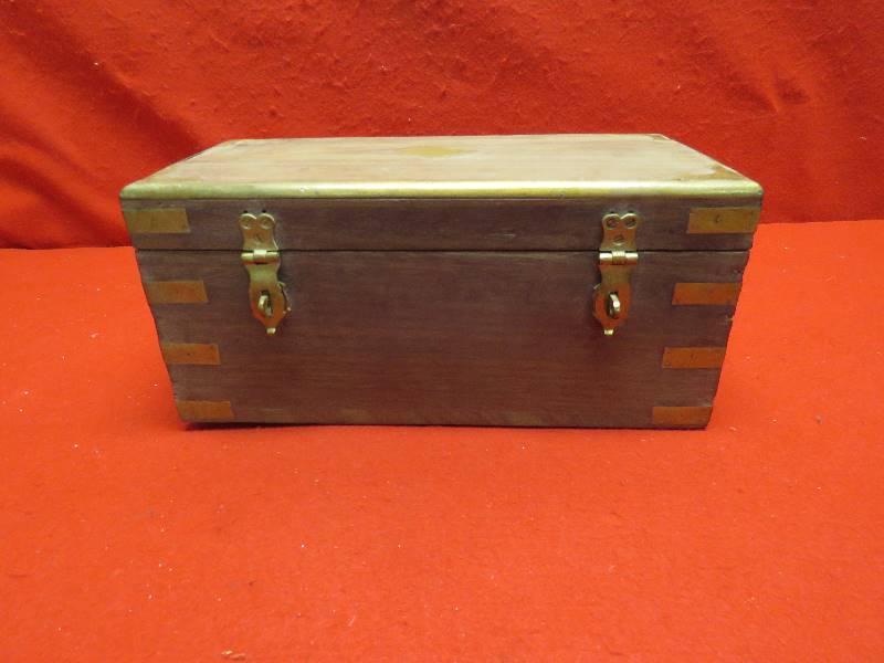 lot 158 image: Collectible Wooden Box