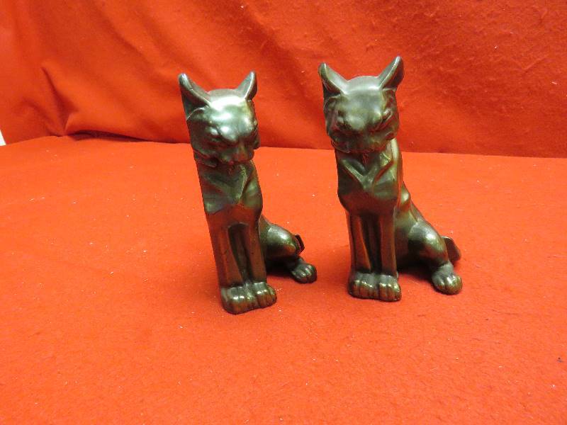 lot 169 image: Oriental Themed Bookends