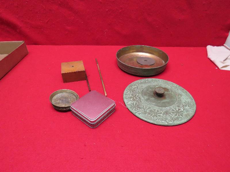 lot 207 image: Vintage Decor