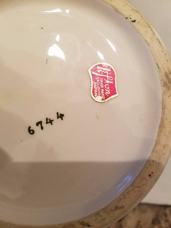 lot 11 image: Lefton Vase #6744